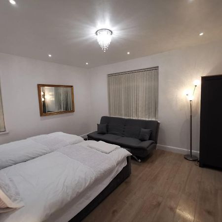 Three Bedroom Modern Apartment By Luton Airport And Luton Station Exterior foto