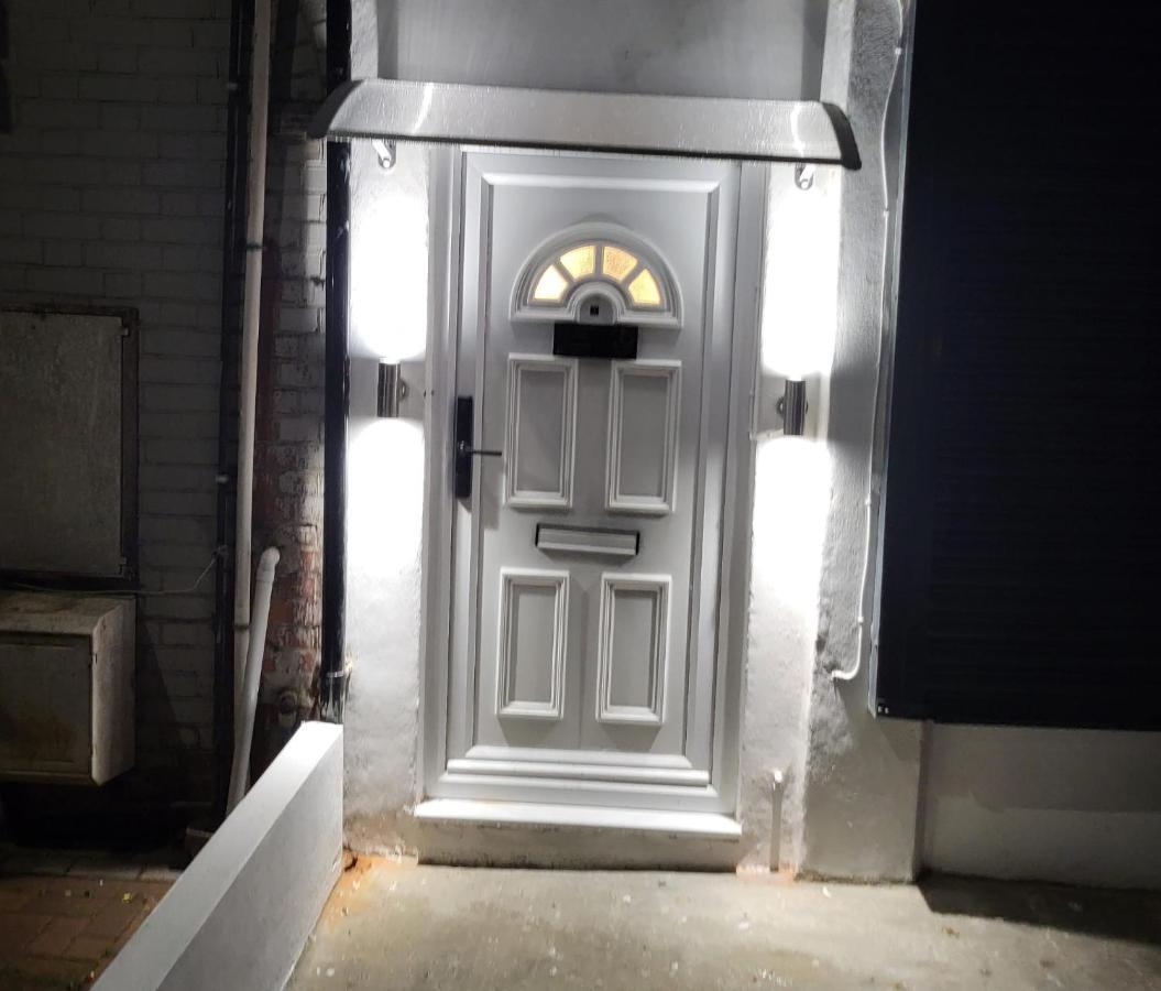 Three Bedroom Modern Apartment By Luton Airport And Luton Station Exterior foto