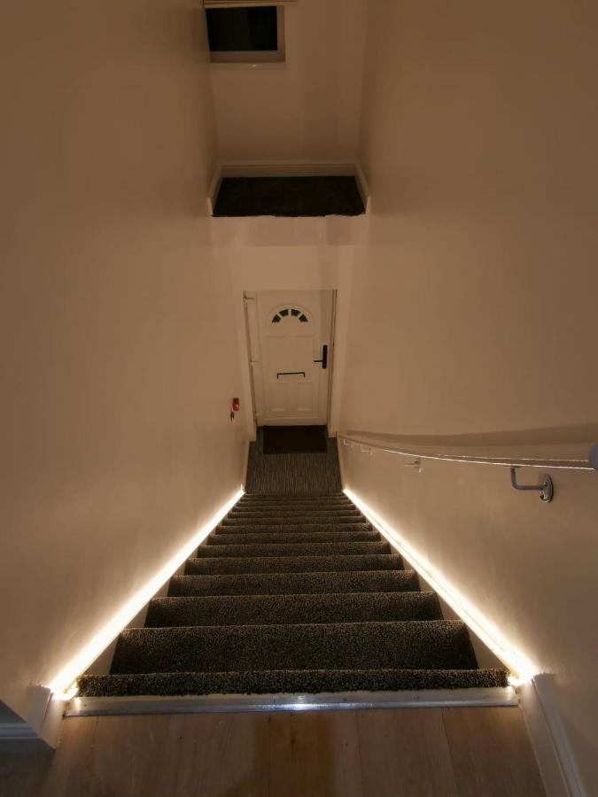 Three Bedroom Modern Apartment By Luton Airport And Luton Station Exterior foto