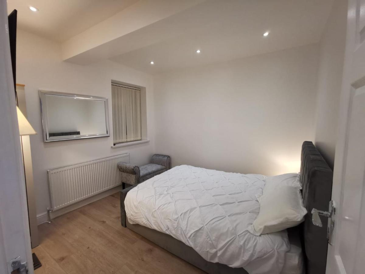 Three Bedroom Modern Apartment By Luton Airport And Luton Station Exterior foto