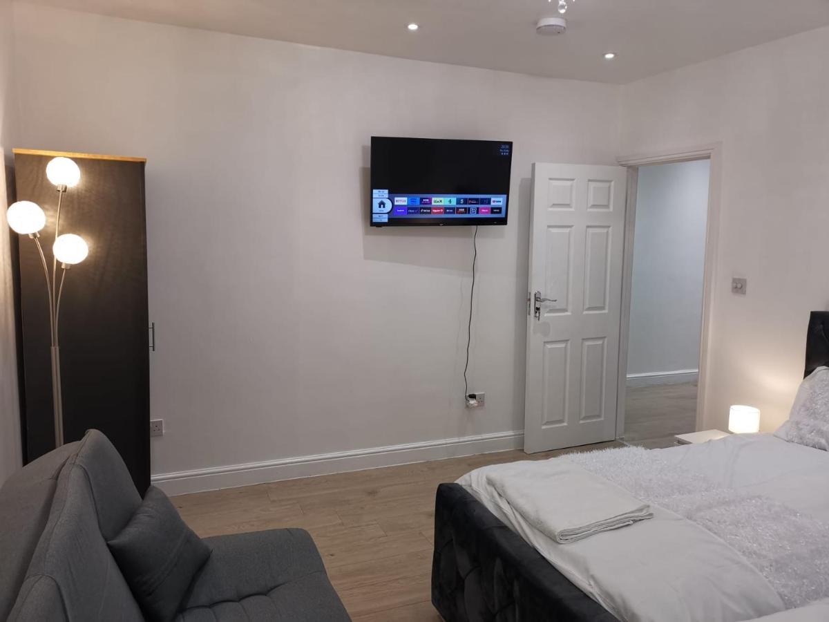 Three Bedroom Modern Apartment By Luton Airport And Luton Station Exterior foto