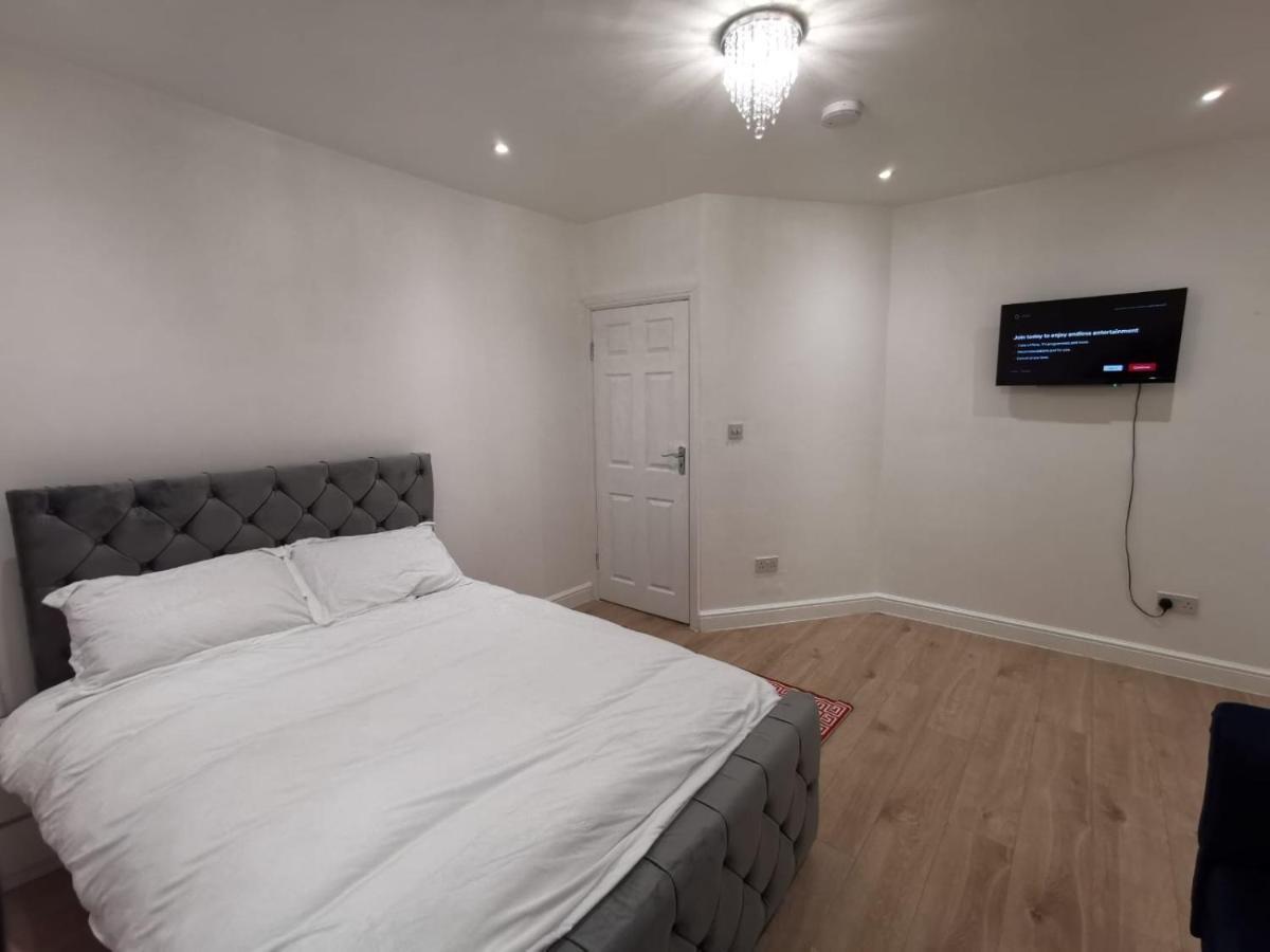 Three Bedroom Modern Apartment By Luton Airport And Luton Station Exterior foto