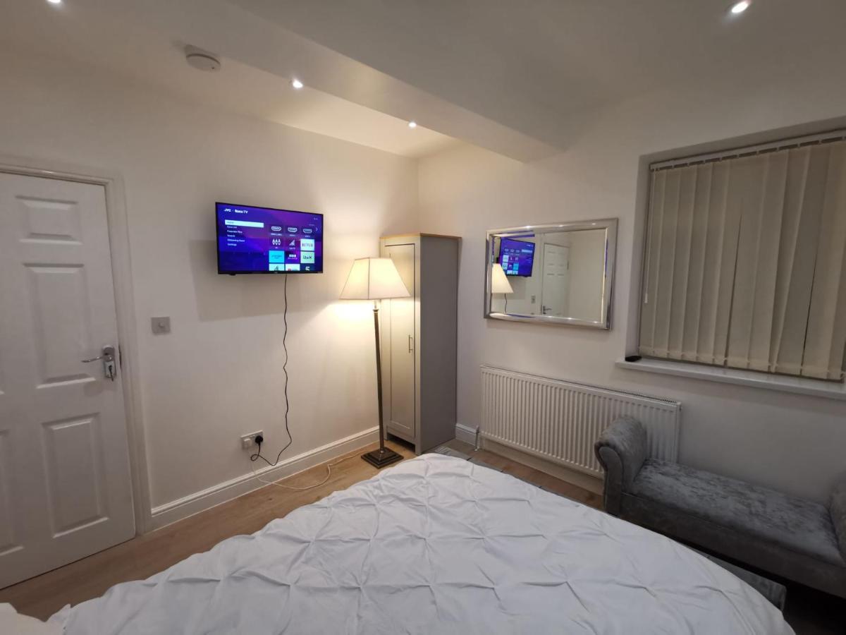Three Bedroom Modern Apartment By Luton Airport And Luton Station Exterior foto