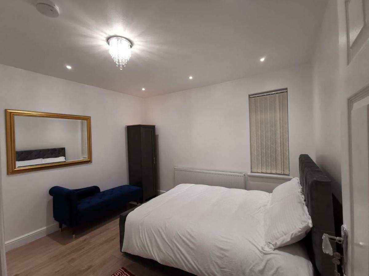 Three Bedroom Modern Apartment By Luton Airport And Luton Station Exterior foto
