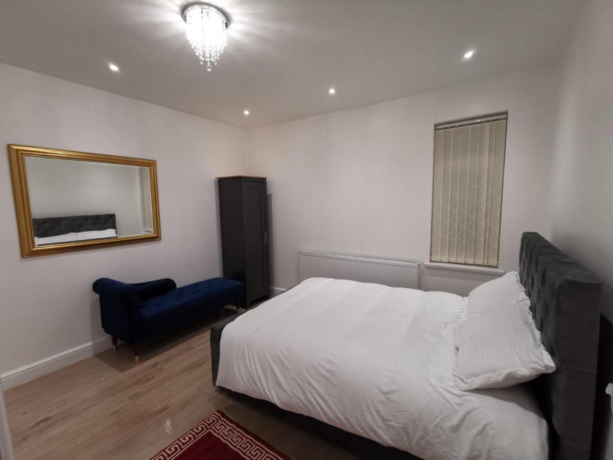 Three Bedroom Modern Apartment By Luton Airport And Luton Station Exterior foto