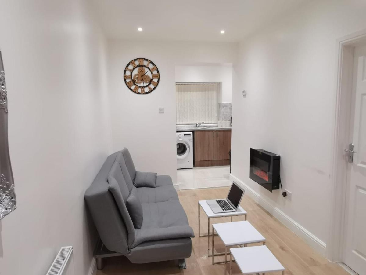 Three Bedroom Modern Apartment By Luton Airport And Luton Station Exterior foto