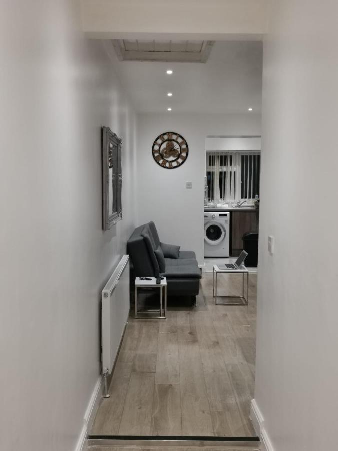 Three Bedroom Modern Apartment By Luton Airport And Luton Station Exterior foto