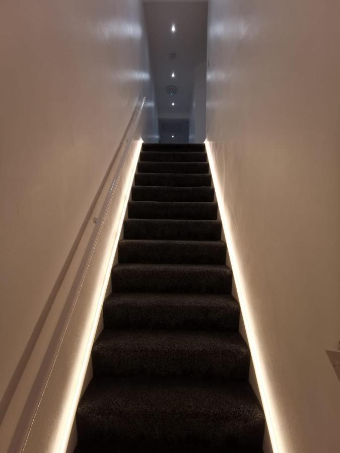 Three Bedroom Modern Apartment By Luton Airport And Luton Station Exterior foto